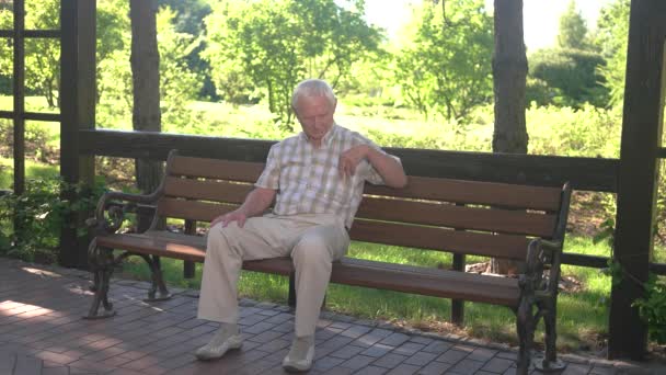 Senior homme parle au téléphone . — Video