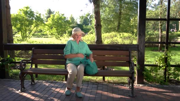 Mulher idosa segurando o estômago . — Vídeo de Stock