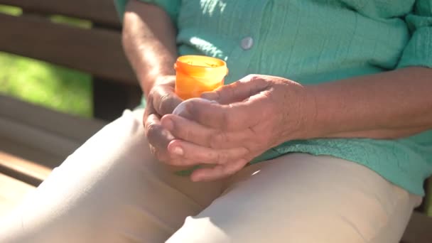 Руки женщины держат бутылку с таблетками . — стоковое видео