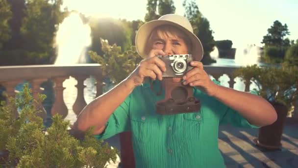 Mulher sênior com câmera fotográfica . — Vídeo de Stock