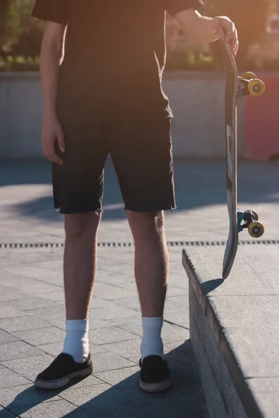 Kerel met skateboard. — Stockfoto