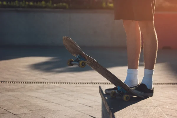 足のスケート ボードの上に立って. — ストック写真