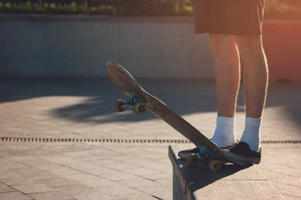 Pé de pé no skate . — Fotografia de Stock