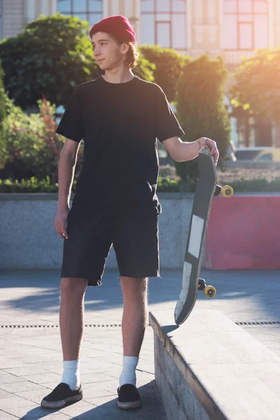 スケートボードを持っている男. — ストック写真