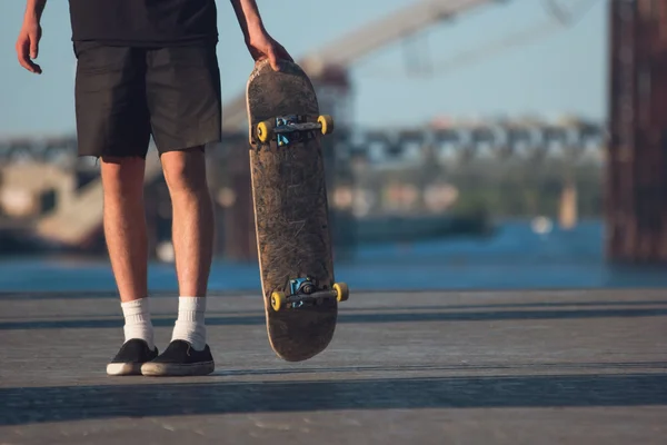 Tipo com um skate . — Fotografia de Stock