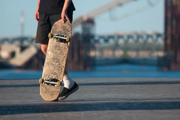 Guy with skateboard. — Stock Photo, Image
