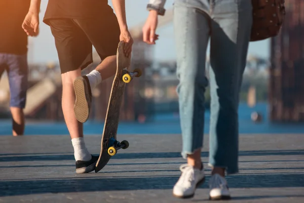 Persoon met skateboard. — Stockfoto