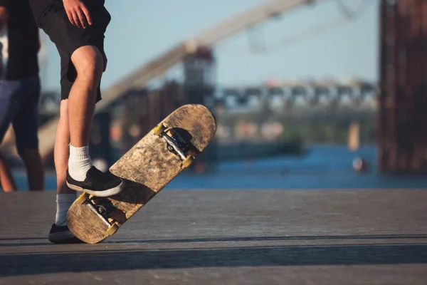 Voeten van persoon met skateboard. — Stockfoto