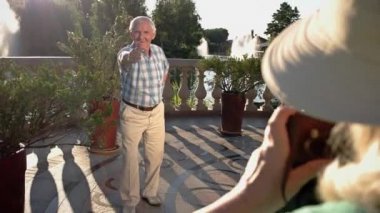 Başparmak komuta sizde ortaya.