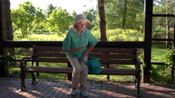 У старшої жінки болить живіт . — стокове відео