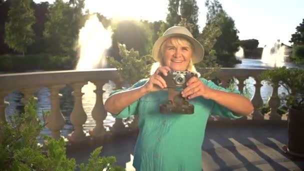 Donna anziana che tiene macchina fotografica . — Video Stock