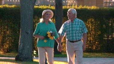 Yaşlı çift doğa arka plan üzerinde.