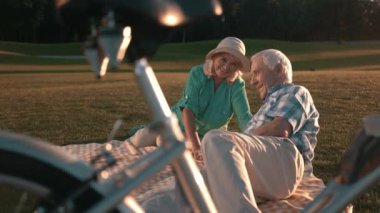 Yaşlı çift battaniye var yalan.