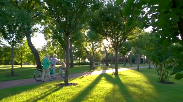 Pareja caminando con bicicleta . — Vídeo de stock