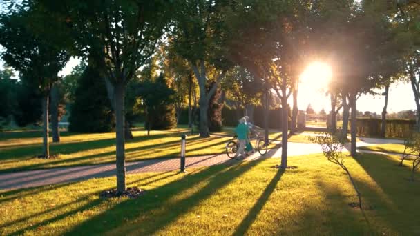 Pareja caminando y sosteniendo bicicleta . — Vídeo de stock