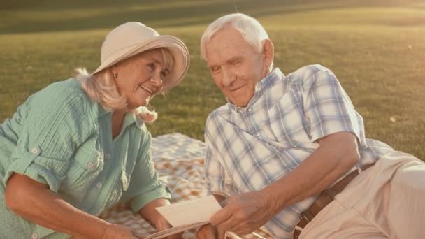 Senior couple looking at photograph. — Stock Video