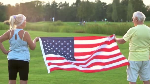 Casal sénior com bandeira dos EUA . — Vídeo de Stock