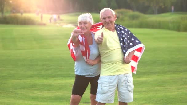 Pareja mayor sosteniendo bandera USA . — Vídeos de Stock