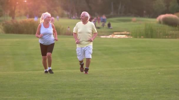 Senior couple running outdoors. — Stock Video