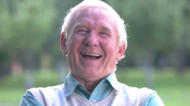 Üst düzey adamın gülen yüzü.