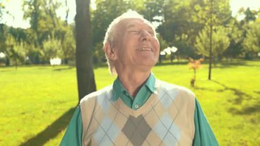 üst düzey man gülüyor.