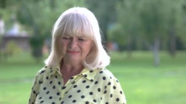 Sinir üst düzey kadın.