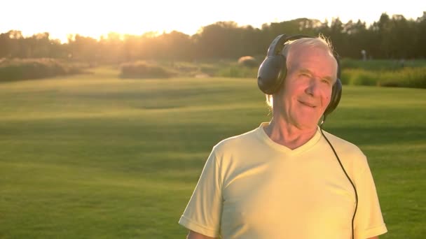 Senior man in headphones. — Stock Video