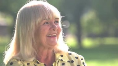 Gri saç gülümseyen kadın.