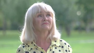 üzgün üst düzey Bayan.