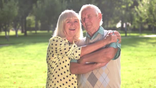 Senior woman hugs man. — Stock Video