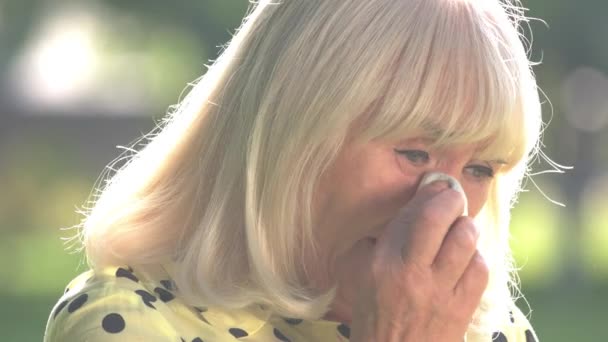 Stará žena pláče. — Stock video