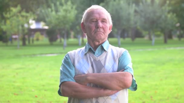 Senior man with crossed arms. — Stock Video