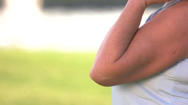 Hand of woman holding dumbbell. — Stock Video