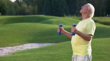 Yaşlı adam dumbbells ile.