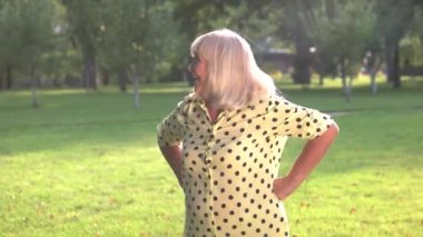 Mutlu kadın dans ediyor.