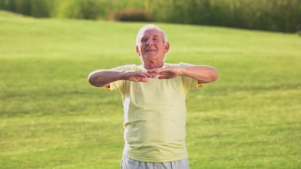 Senior man does exercise. — Stock Video