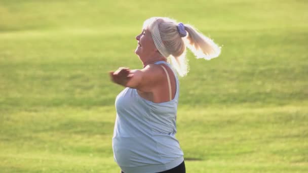 Femme âgée faisant de l'exercice . — Video