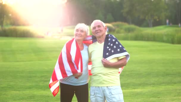 Casal com bandeira dos EUA sorrindo . — Vídeo de Stock