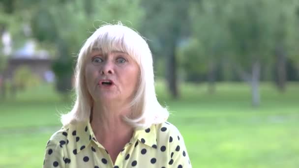 Mujer mayor amenazando con el dedo . — Vídeos de Stock