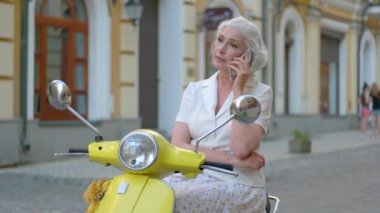Telefon scooter üzerinde kadınla.