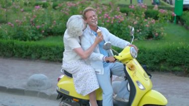 Scooter üzerinde oturan Olgun çift.