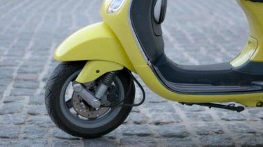 bir scooter ön tekerlek.