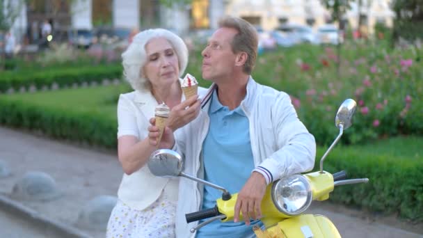 一对成熟的夫妇在吃冰淇淋. — 图库视频影像