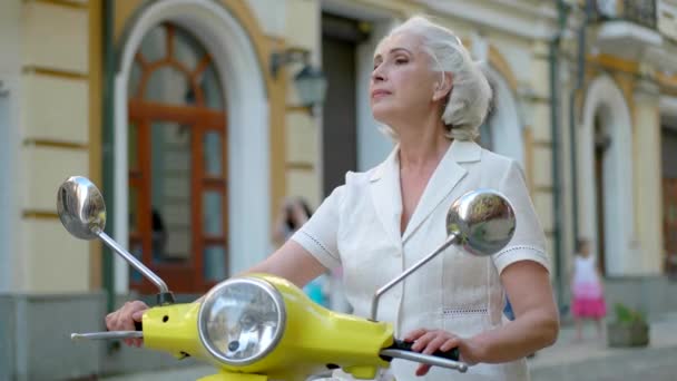Mujer en un scooter . — Vídeos de Stock