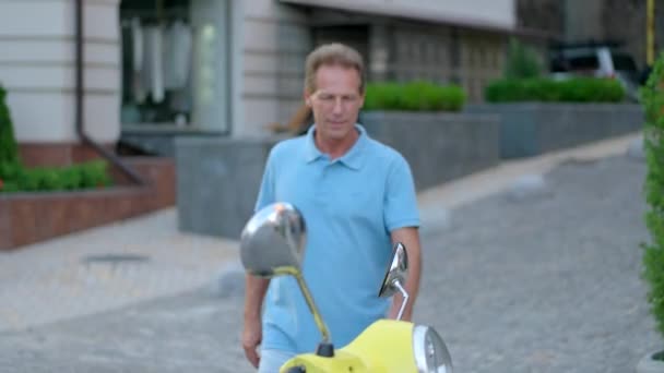 Man op scooter glimlachen. — Stockvideo