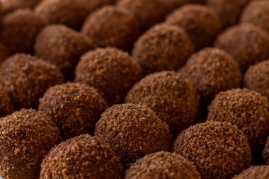 Tatlılar kahverengi renk.