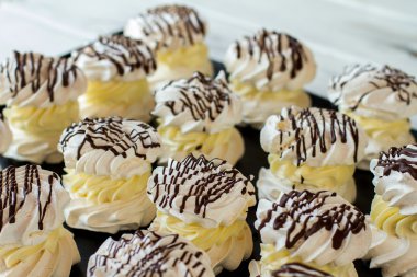 Meringues dekorasyonu ile.