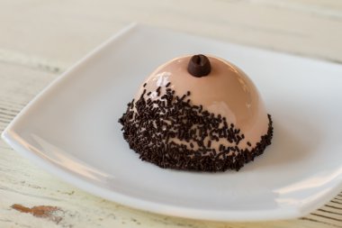 Kubbe şeklinde tatlı ile plaka.