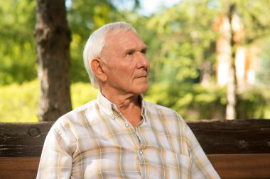 Düşünceli yüzü ile yaşlı adam.