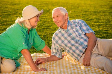 Çayır çift gülümsüyor.